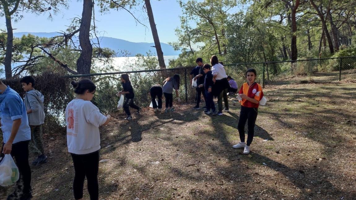 Mavi Yeşil Okullar Projesi Kapsamında Okulumuz Öğrencileriyle Akyaka Orman Kampında  Çöp Toplama Etkinliği Yapıldı.