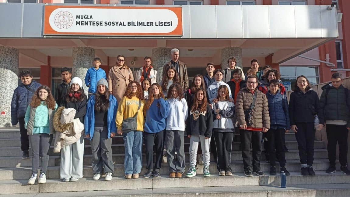 Okulumuz öğretmenleri, Özlem Oğuz KAPUCU ,Murat EKİZ, Kadriye BOSTAN ,Mustafa Ali ZORBOZAN tarafından 8. sınıf öğrencilerine Menteşe'deki liselere gezi düzenlendi.